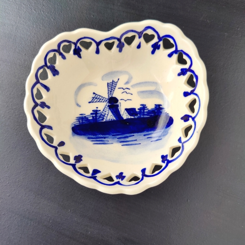 Delftware 💙🤍🇳🇱 | Heart ❤️ shaped trinket dish with windmill scene